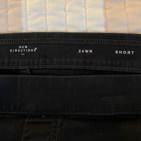Women's New Directions Stretch Pull-On Black Jean Shorts 24WR - Picture 3 of 5